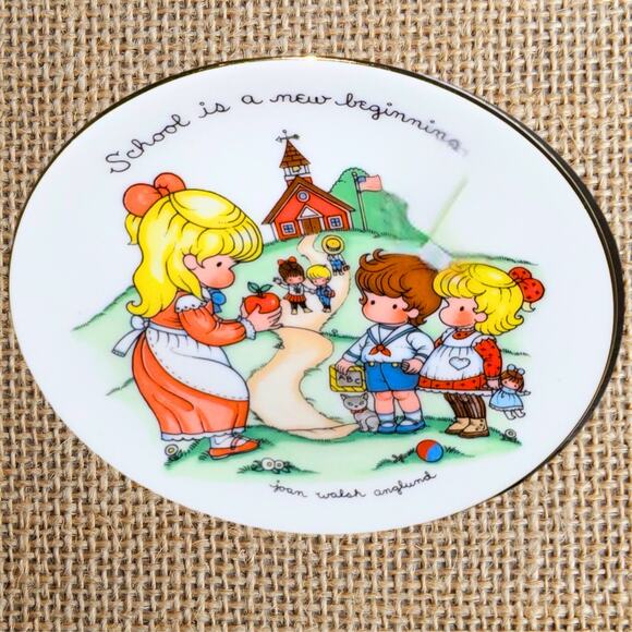 1986 Avon “School Is a New Beginning” Plate by Joan Walsh Anglund, 22K Gold Trim - Picture 5 of 6